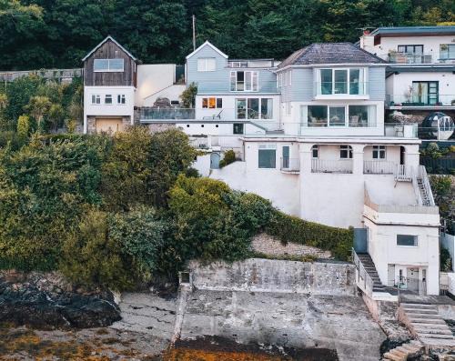 Menai Bridge House | Pet Friendly Retreat at The Ridge with High Guest Ratings