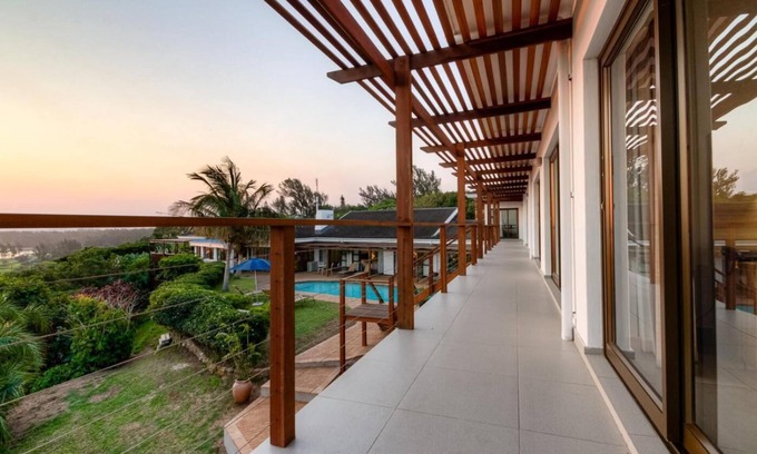 Meer En See House | Experience Comfort at The Ridge Guesthouse with Pool & Dining