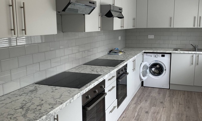 Cray Valley East Apartment | Your Ideal Getaway Awaits With Kitchen & Breakfast Options
