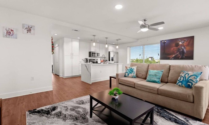 Wetmore Apartment | The Rim/Six Flags - King Bed, Skyline View, Family