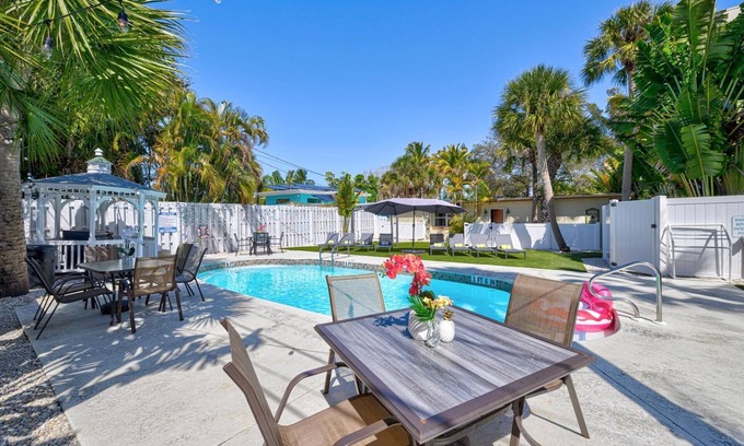 Siesta Key Apartment | Experience The Ringling Beach House: Oceanfront Bliss