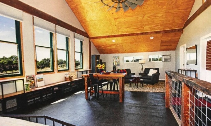 Finley Apartment | Top-Rated Ripe Choice Farm Stay with Lake View & Pet Friendly