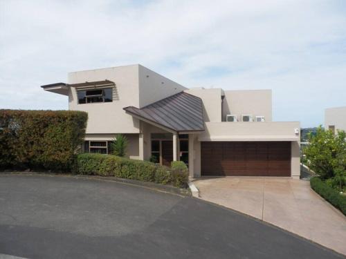 Taradale House | Oceanfront Retreat at The Rise - Family Friendly Getaway