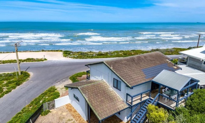 Middleton House | Beachfront Retreat at The Rise on Surfer - Pet Friendly Stay