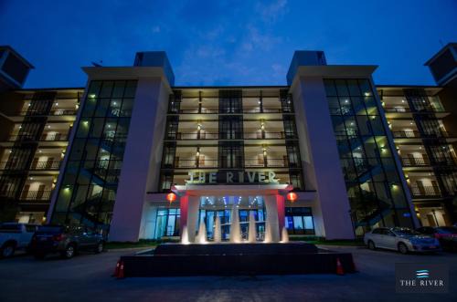 Nakhon Phanom Hotel | Discover The River Hotel: 4-Star Rated Getaway Awaits