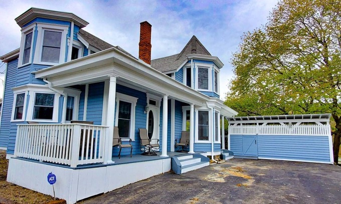 Ohiopyle House | Relax at The River House: 3BR Retreat with Hot Tub