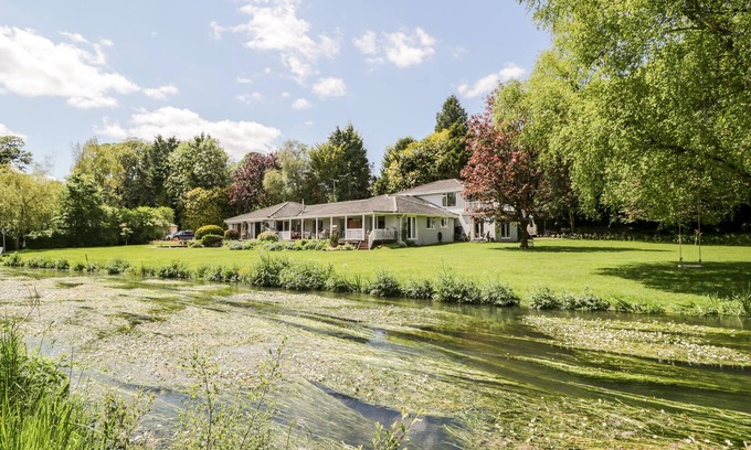 Durrington House | Explore The River House: Family-Friendly Stay by Stonehenge