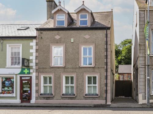 Ramelton House | Experience The River House: Pet-Friendly Retreat with 10/10 Rating