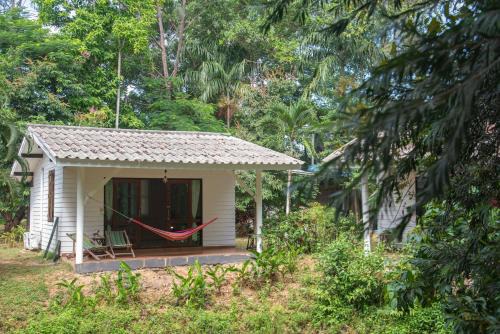 Ko Mak Cabin | ```html
Peaceful River Retreat Koh Mak: Pet Friendly & Family Safe
```