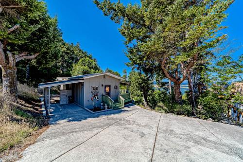 Gold Beach House | Inviting Family Retreat at The River View House