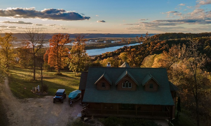 De Soto Cabin | River View Lodge: Romantic Getaway with Pool and Spa