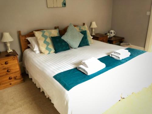 Boscastle Bed & Breakfast | Elegant Riverside Retreat: 4-Star Comfort with Dining