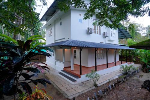 Kozhikode House | Charming Riverside Guesthouse: Pet-Friendly & Family-Welcoming