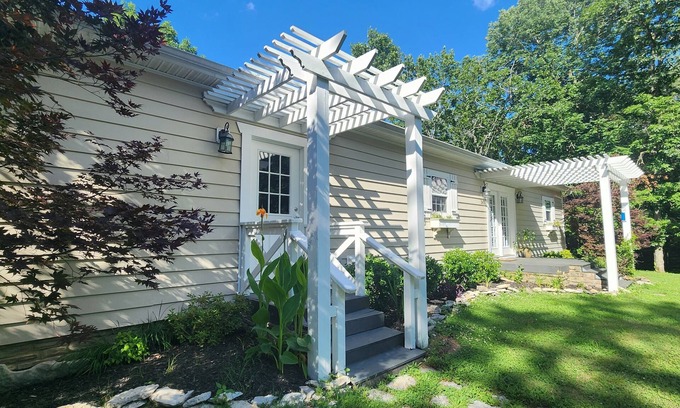 Lebanon Cottage | Tranquil Riverfront Cottage with Spa & Pet-Friendly Amenities