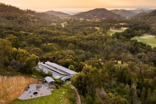 Riverlea House | Eco-Friendly Riverstone Home: 4-Star Retreat with Hot Tub