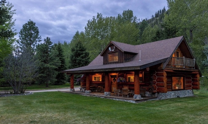 Clinton Cabin | Relaxing Escape at The Riverstone - 10/10 Guest Rated!