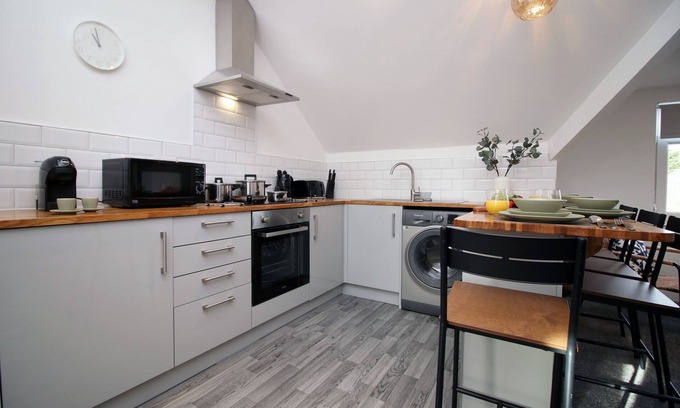 Caerau Apartment | Experience The Roath by Stay South Wales with Free Parking