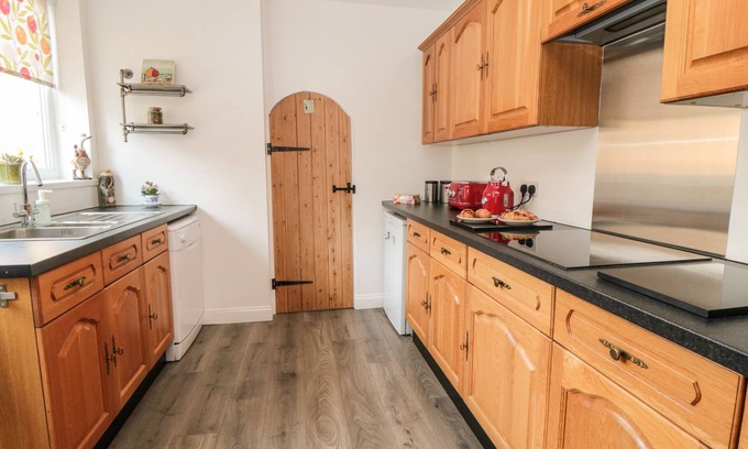 Muston Cottage | Relax at The Robins: Oceanfront Pet-Friendly Retreat