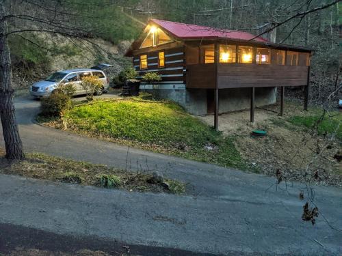 Gatlinburg - Pigeon Forge House | Relaxing Getaway at The Robins Nest with Hot Tub