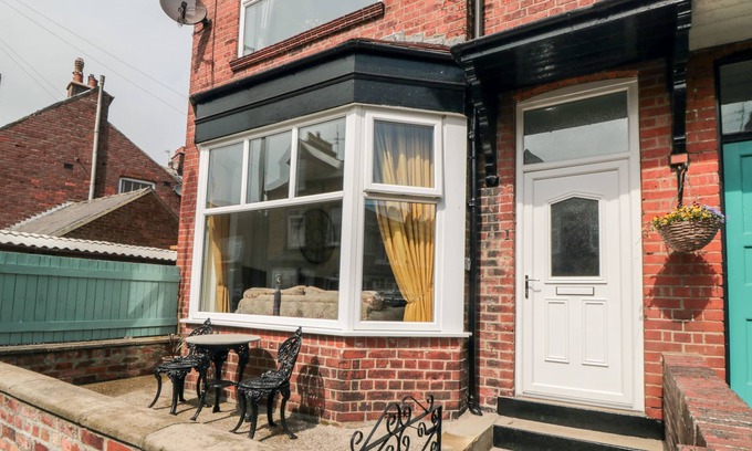 Muston Cottage | Pet-Friendly Retreat at The Robins in Scenic Filey