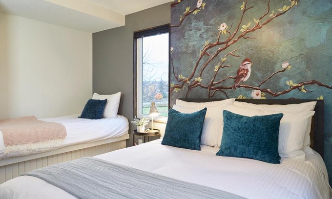 Minden Hills Hotel | Relax at The Rockcliffe Moore Falls: Family-Friendly Retreat