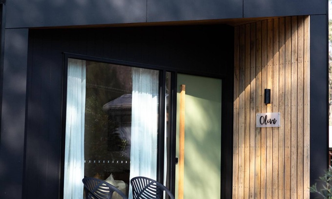 Bright Cabin | The Rocks - Olive Retreat - Nestled along the picturesque banks of the Ovens River, this modern retreat offers a perfect weekend escape for couples.