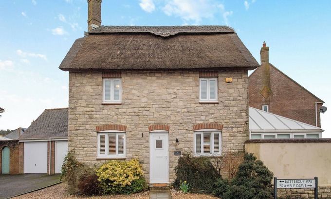 Bridport Cottage | Discover The Roddy House: Oceanfront Cottage in West Bay