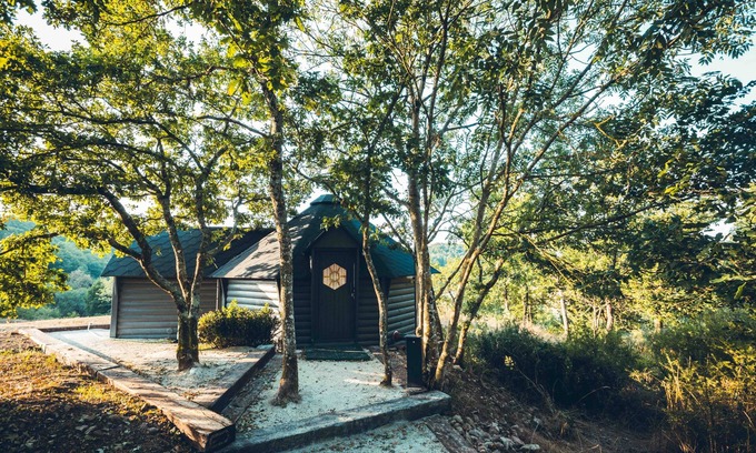 Saint-Leonard-des-Bois Cabin | Romantic Kota-Cabana with Pool, Breakfast & Kitchen Access