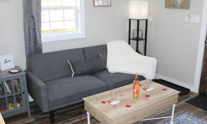Woodway Apartment | The Romance Retreat - Mins. to Lake Waco, Zoo, Baylor, Silos & Magnolia!