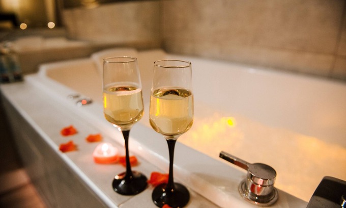 Saint-Jean Apartment | Romantic Suite with Jacuzzi and Spa Amenities Await You