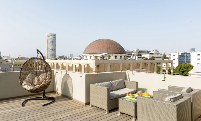 Tel Aviv Apartment | Indulge in Relaxation at The ROOFTOP with Hot Tub & Views