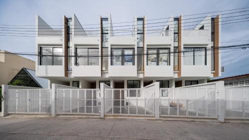 Pattani House | Top-Rated Rooftop Townhouse in Heart of Pattani