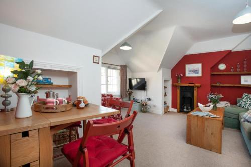 Budleigh Salterton Apartment | Discover The Roost: Family-Friendly 4-Star Retreat