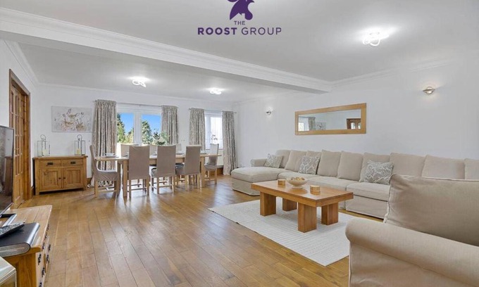 Gravesend House | Modern 8-Bed Home with Parking & Wi-Fi, Near Town Center