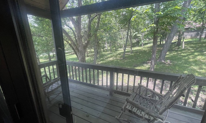 Gallatin Cabin | Private Cabin Retreat by Sweet Water Lake - 10/10 Rated