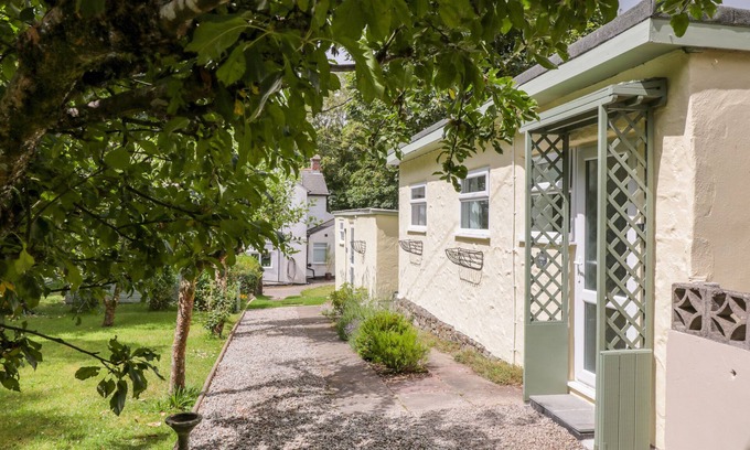 Camborne Cottage | Cozy THE ROOST: Romantic Country Cottage in Camborne
