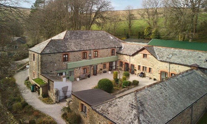 Ivybridge House | Pet-Friendly Cottages at Blackadon Farm - Guest Rated 9.3