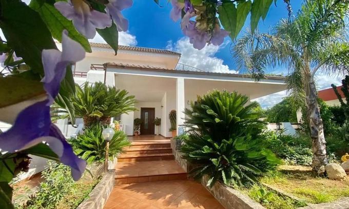 Alezio House | Experience The Rosa's House: Oceanfront and Family-Friendly