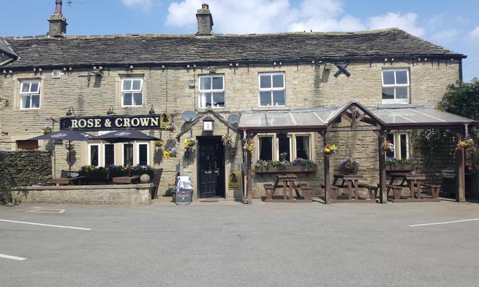 Thurstonland Hotel | Discover The Rose and Crown: Highly Rated Family Getaway