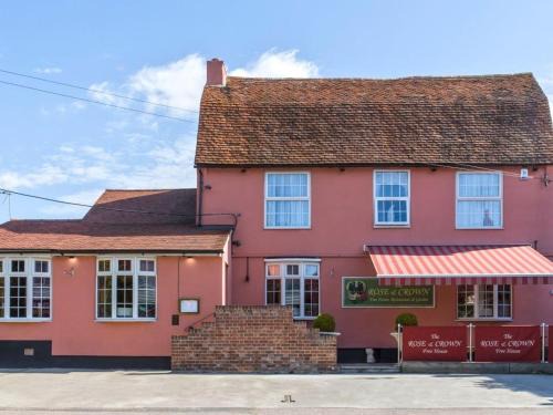 Thorpe-le-Soken Hotel | Experience Comfort at The Rose and Crown with Fireplace