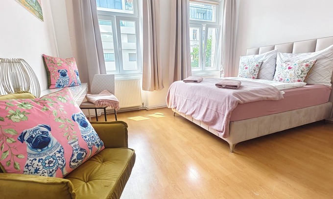 Meidling Apartment | The ROSE Apartment for groups - Schönbrunn Palace