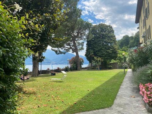 Vignola Apartment | Enjoy Lakefront Comfort at The Rose Apartment - 4 Star Stay