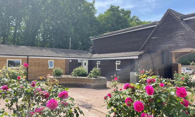 Billingshurst Apartment | Charming The Rose Cottage: Pet & Child Friendly Retreat