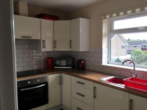 Swindon Apartment | Inviting The Rose Garden: Child-Friendly Retreat with 9/10 Score