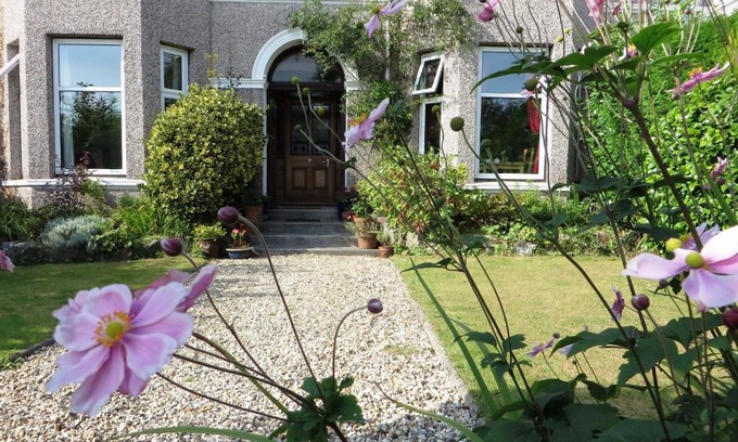Clearbrook House | Discover The Rosemont: Pet-Friendly with a 9/10 Rating