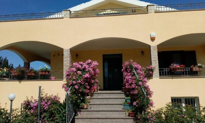 Olmedo Apartment | The Roses - An oasis of peace surrounded by greenery