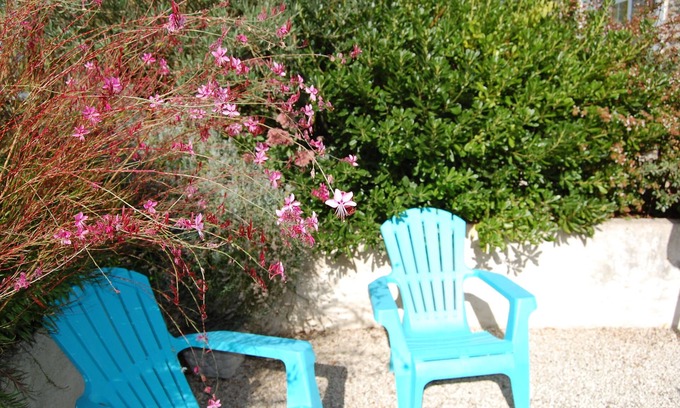 Gemozac House | Inviting Retreat: The Roses with Oceanfront Pool & Spa
