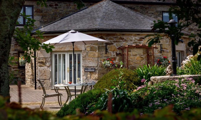Redruth Apartment | Impressive The Roundhouse: Guest Rated 10/10 with Amenities