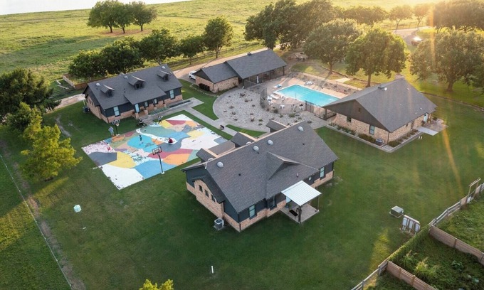 Grandview House | Discover The Rove at L5: Exceptional Stay with Pool & Spa
