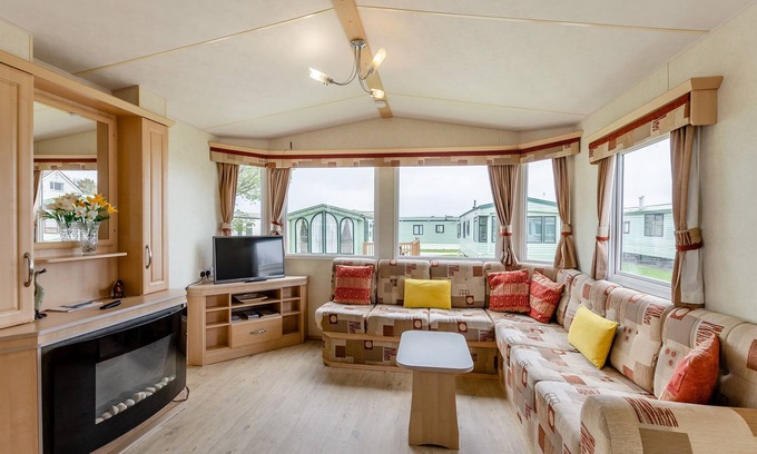 Beckfoot House | Cozy 12ft-Wide Caravan with Oceanfront Views & Breakfast